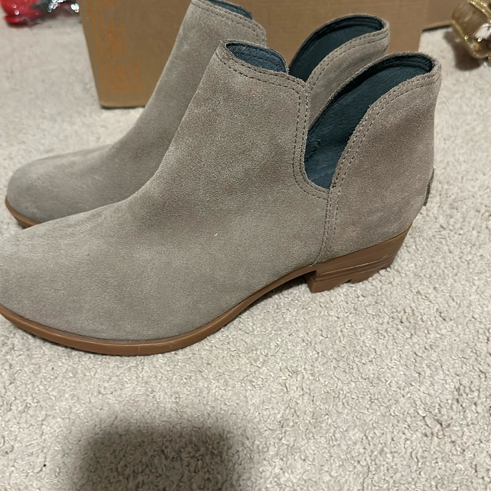 Sorel Size 7.5 low boot  NWOT